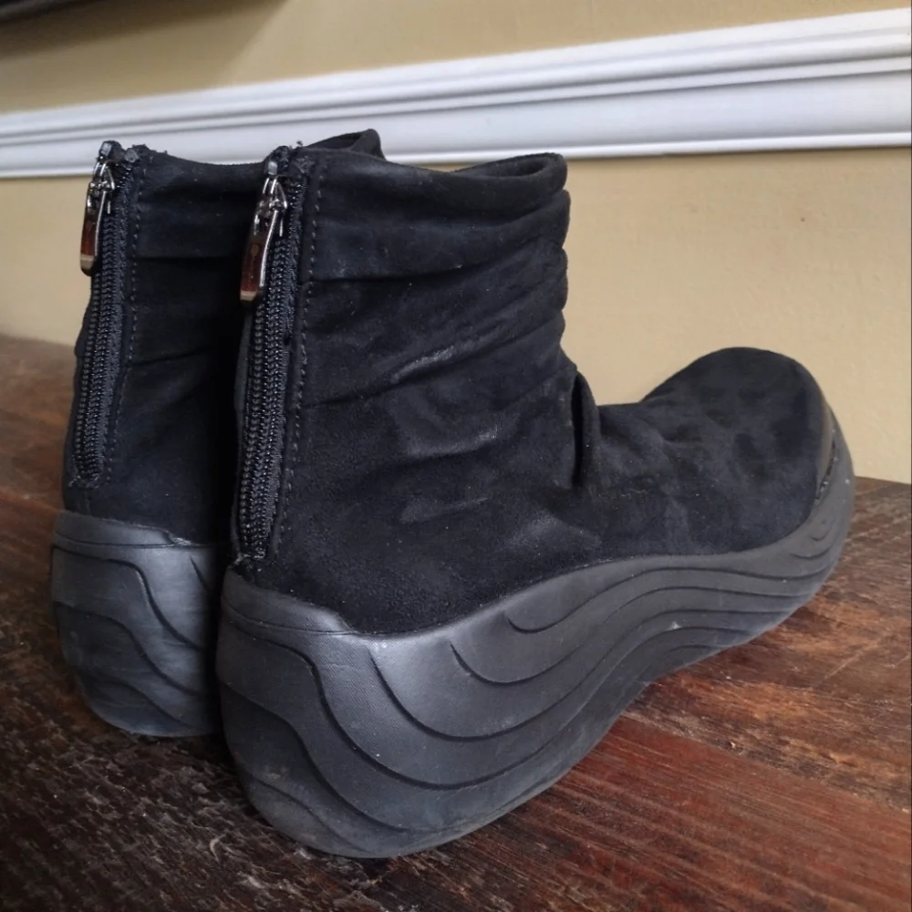 BZees Black Suede Zizzle Ankle Boots Size 11 - Picture 3 of 10